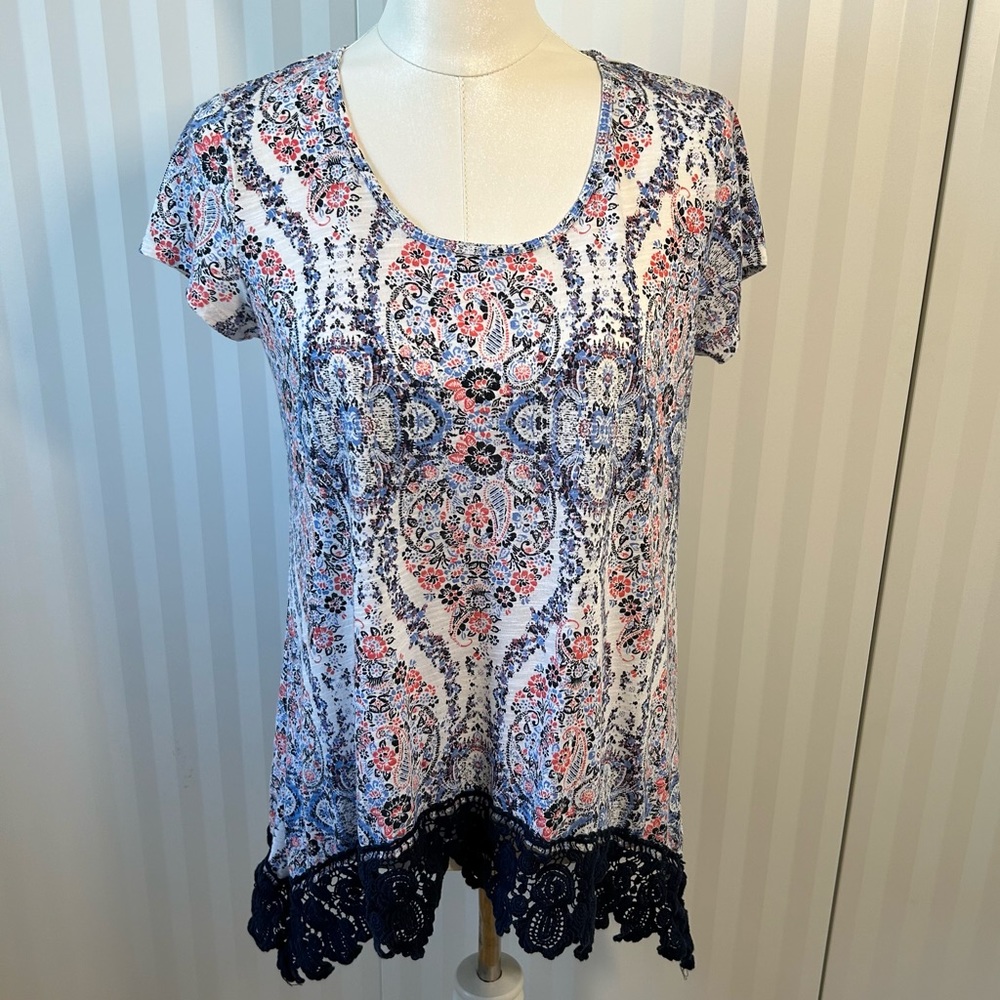 Maurices white blue red paisley floral crochet blue trim short sleeve blouse L